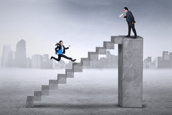 Бизнесвумен звонит своему менеджеру
