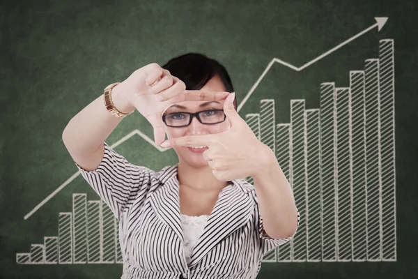 Businesswoman making a hand frame — Stock Photo, Image