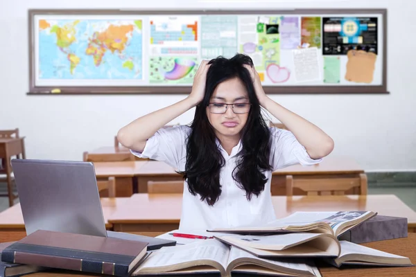 Estudante adolescente confuso estudando na classe — Fotografia de Stock