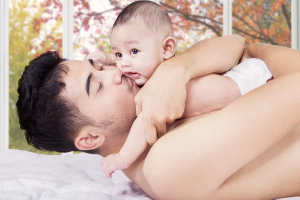 Dad kiss his cute son at home — 图库照片