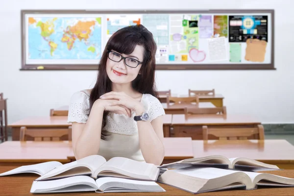 Aprendizaje amigable sonriendo a la cámara en clase —  Fotos de Stock