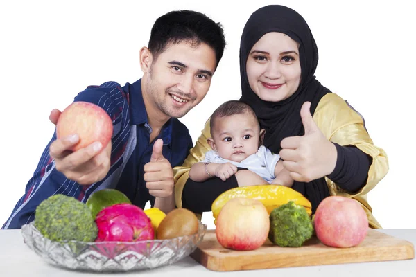 Familia sana con frutas y pulgares arriba —  Fotos de Stock