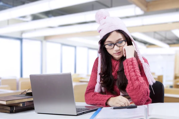 Studente delle scuole superiori con vestiti caldi in classe — Foto Stock