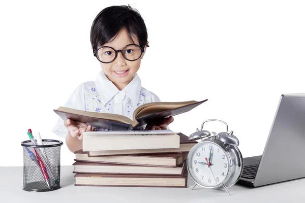 Scuola materna studente libri di lettura sul tavolo — Foto Stock