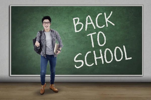 Manlig trendiga student tillbaka till skolan — Stockfoto