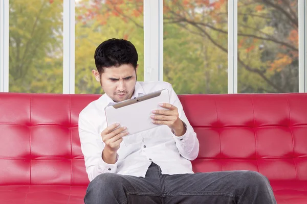 Mann mit Tablet zum Spielen — Stockfoto