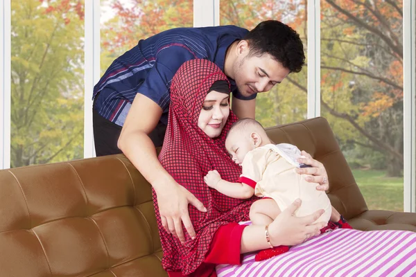 穆斯林的父母和熟睡的婴儿 — 图库照片