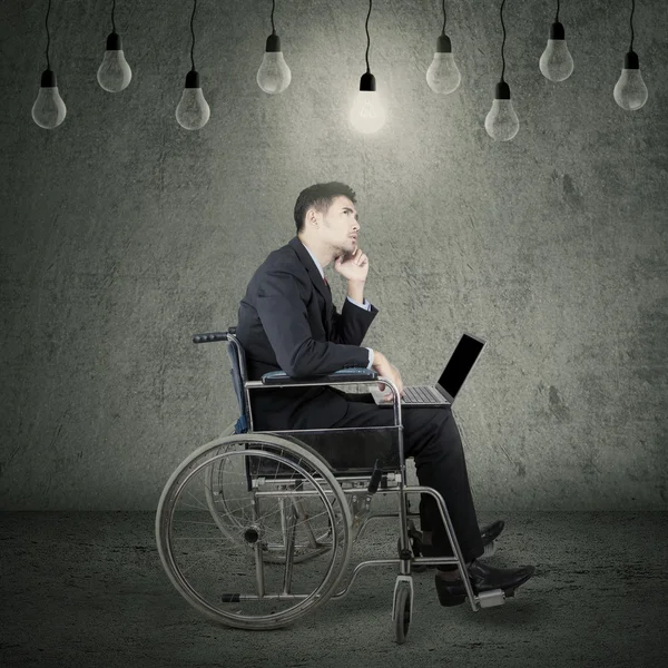 Uomo d'affari disabile pensieroso sulla sedia a rotelle — Foto Stock