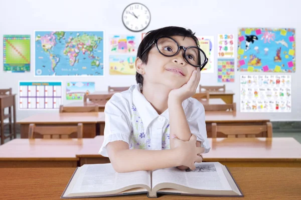 Pensif petite idée de pensée apprenant dans la classe — Photo