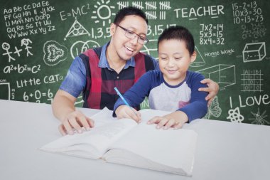 Çekici çocuk sınıfta öğretmen ile eğitim