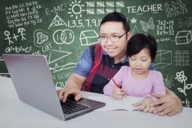 İlköğretim Okulu öğrenci ile öğretmen sınıfta öğrenme