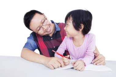 Dost öğretmen öğrenci çalışmaya yardımcı olur.