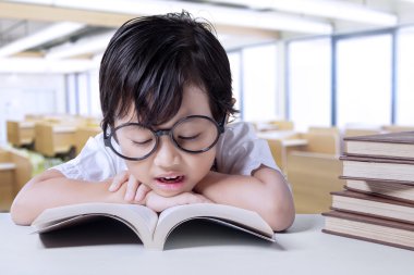 Küçük öğrenci sınıfta kitap okumak zevk