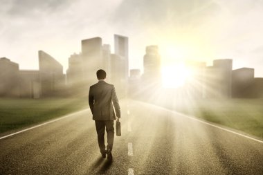 Erkek geliştirici bir şehre doğru yürüyüş