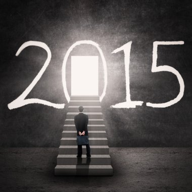 Merdiven gelecekteki bir kapı arayan adam