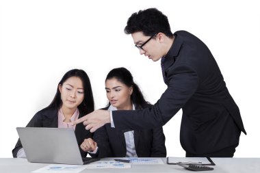 Ciddi bir iş açıklama Yöneticisi