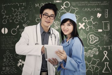 Sağlık ekibi ile dijital tablet