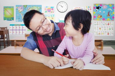 Gülümseyen bir kız öğrenci öğretmen