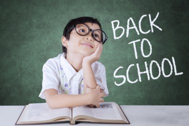 Düşünceli küçük öğrenci okula geri