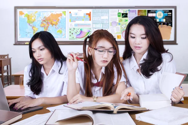 Hermosos estudiantes adolescentes estudiando en la clase — Foto de Stock