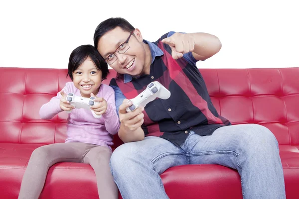 Fröhliche Mädchen und Papa spielen Videospiel — Stockfoto