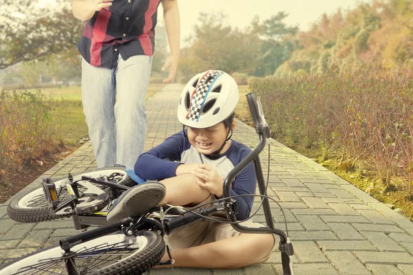 Dziecko płacze po upadku z roweru — Zdjęcie stockowe