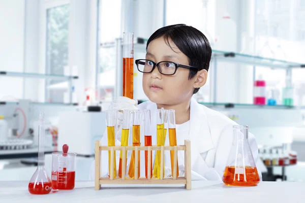 Netter Junge bei der chemischen Forschung im Labor — Stockfoto