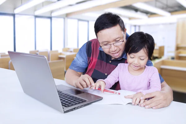 Schattig student studeert met leraar in de klas — Stockfoto