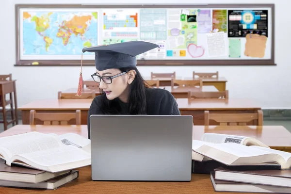 Female graduate student learns in the class — Stock Photo, Image
