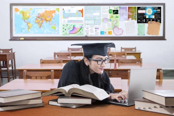 Postgraduální student se učí na stole ve třídě — Stock fotografie