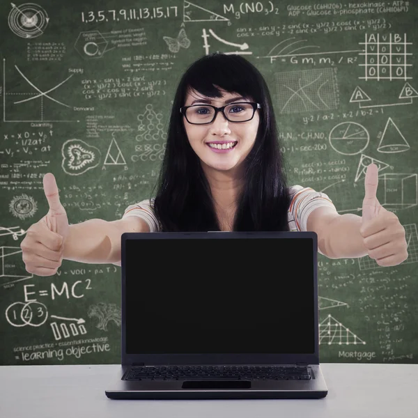 Allievo felice con laptop in classe — Foto Stock