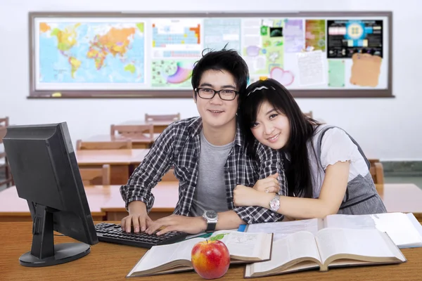 Happy students couple sitting in the class — Stock Photo, Image