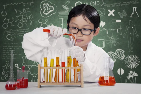 Niño haciendo investigación química en el laboratorio —  Fotos de Stock