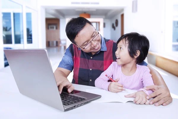 Niño hablando con papá mientras aprende en casa — Foto de Stock