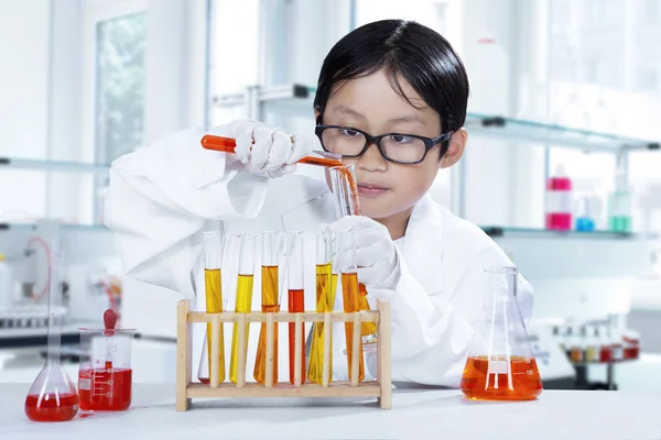 Piccolo scienziato che fa esperimenti in laboratorio — Foto Stock