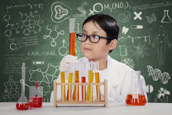Un petit étudiant fait une expérience de chimie — Photo