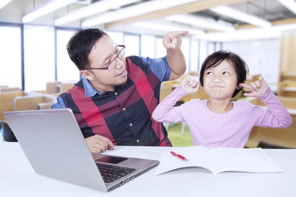 Mannelijke leraar scolding zijn lui student — Stockfoto