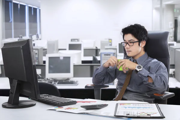 Travailleur masculin tenant un café au bureau — Photo