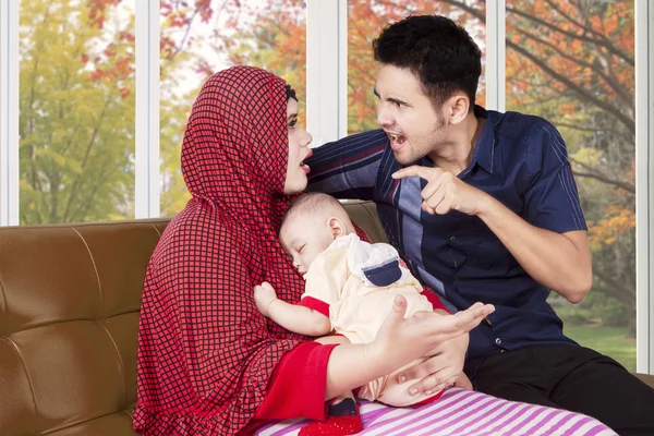 男人骂他的妻子抱着婴儿时 — 图库照片