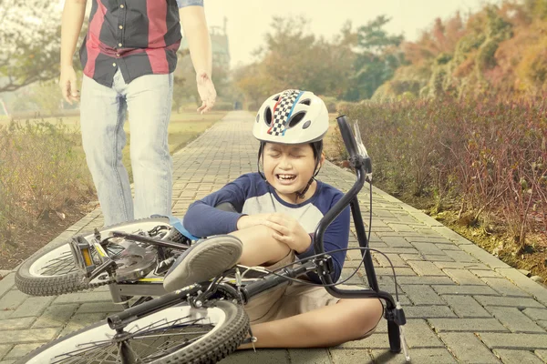 Triste criança recebe acidente com sua bicicleta — Fotografia de Stock