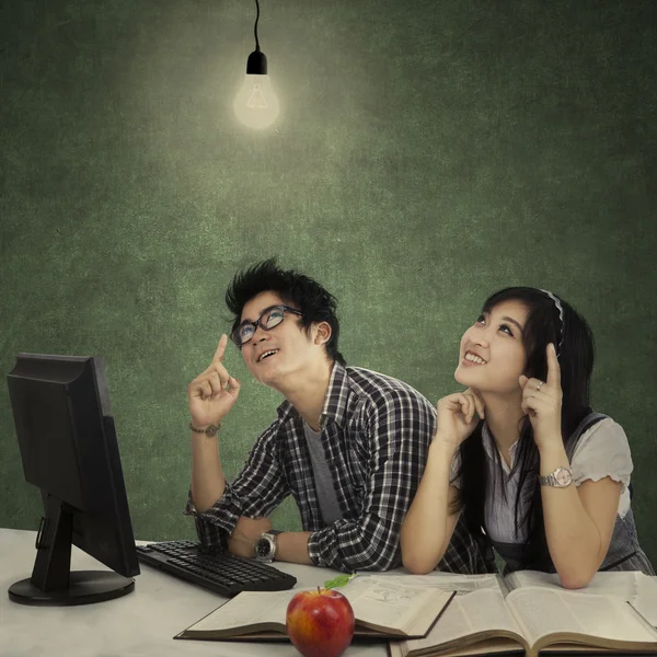 Estudantes inteligentes pensando em uma ideia brilhante — Fotografia de Stock