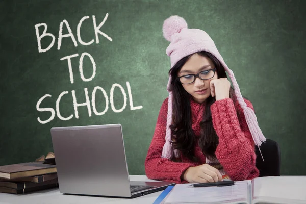 Studente con vestiti a maglia torna a scuola — Foto Stock