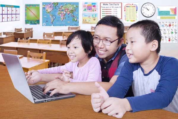 Studenci studiów z ich nauczyciel i laptopa — Zdjęcie stockowe