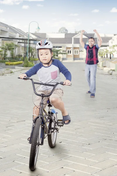 Erfolgreicher Junge beim Fahrradfahren mit seinem Vater — Stockfoto