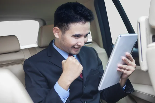 Framgångsrik person med tablett inne i bilen — Stockfoto