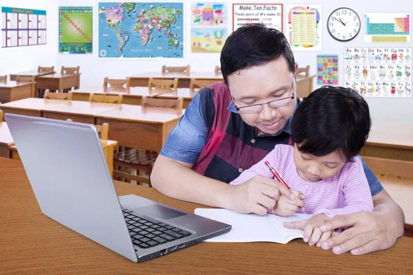 Lehrer bringt seinem Schüler das Schreiben bei — Stockfoto