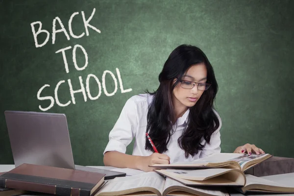 Tienermeisje terug naar school en studeren in klasse — Stockfoto