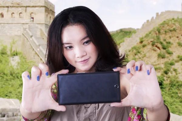 十几岁的女孩以自画像在中国 — 图库照片