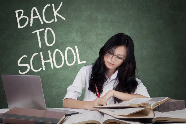Teenage student tillbaka till skolan och studera i klass — Stockfoto