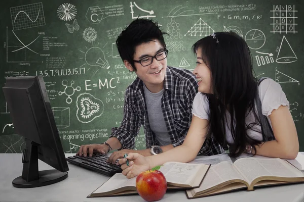 Dois estudantes rindo na classe 2 — Fotografia de Stock